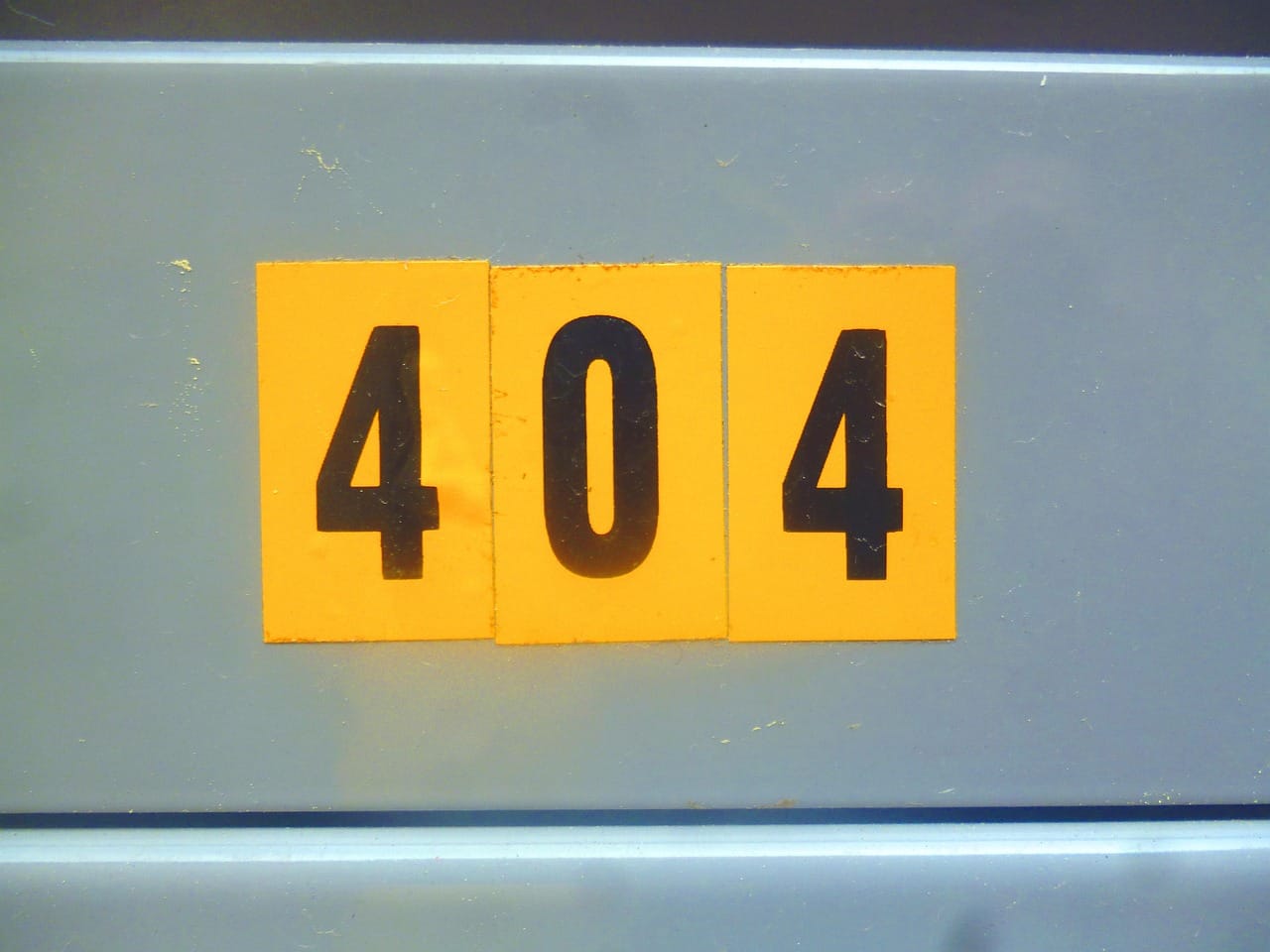Yellow 404 numbers on mailbox to signal error page